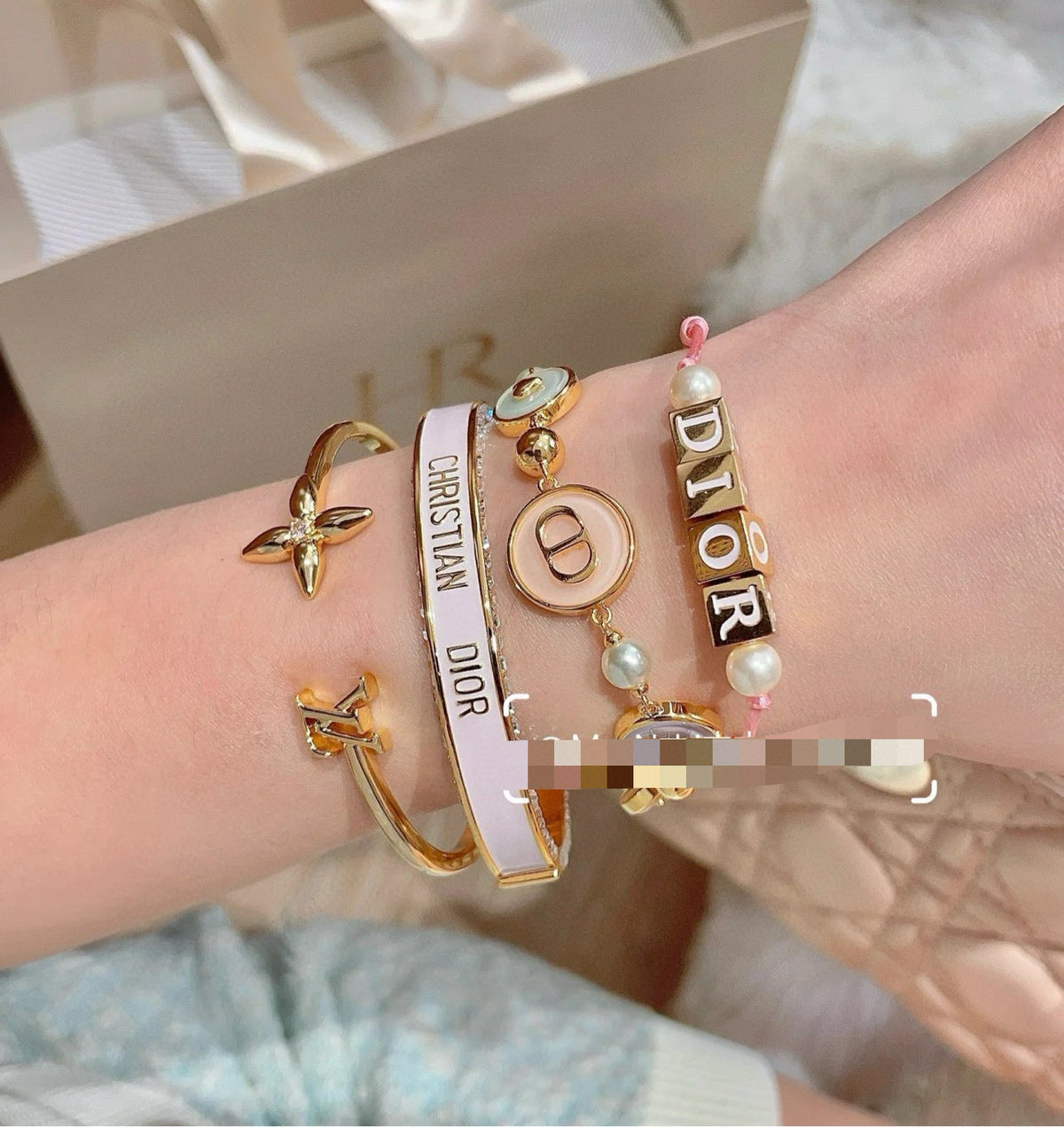 Martin Graham bangle in polished metal-tone – side detail