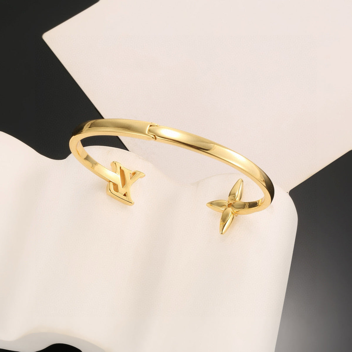 Martin Graham bangle in polished metal-tone – detail view
