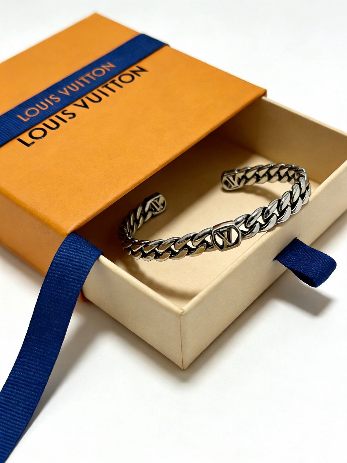 Martin Graham bangle in polished metal-tone – side detail