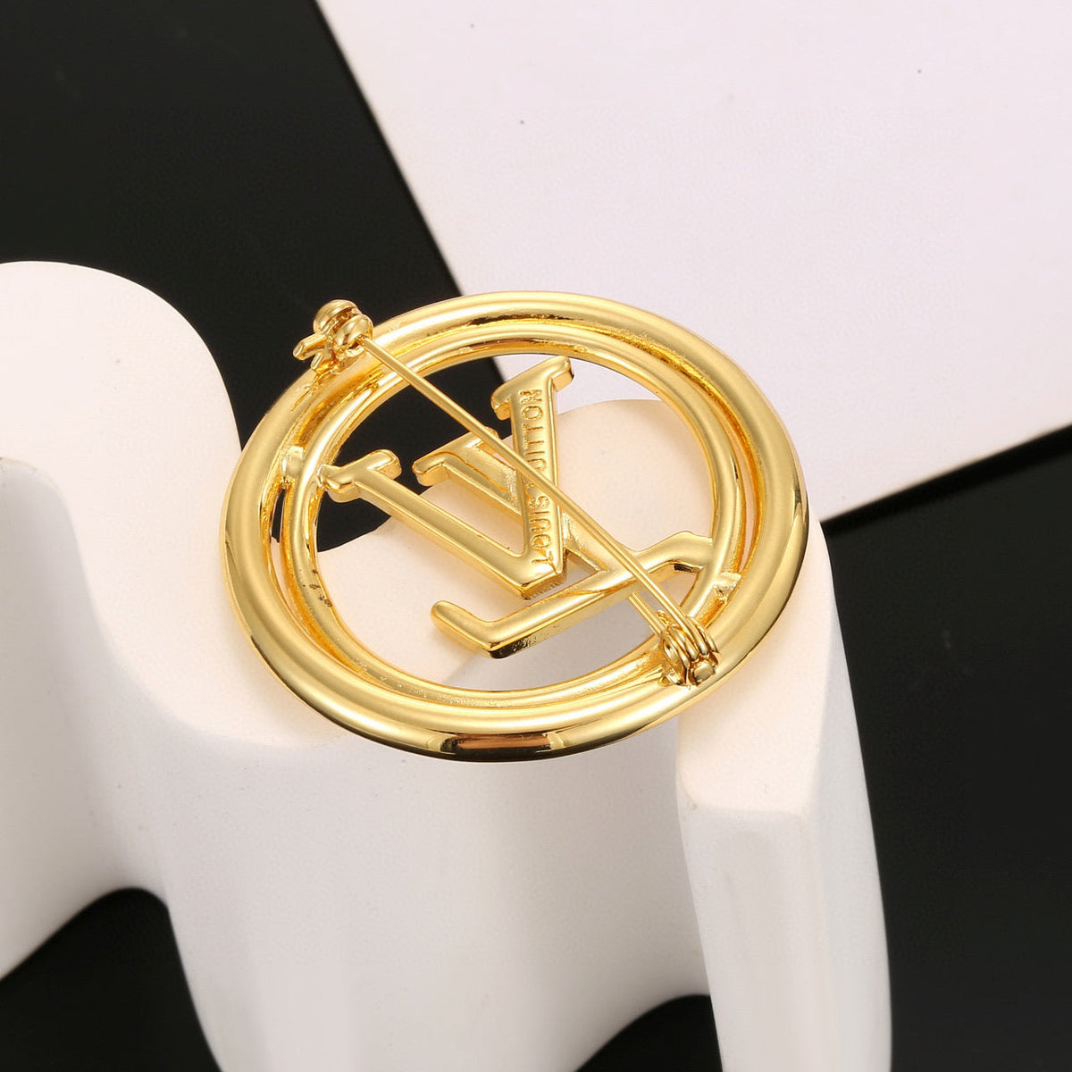 Martin Graham brooch in polished metal-tone – detail view