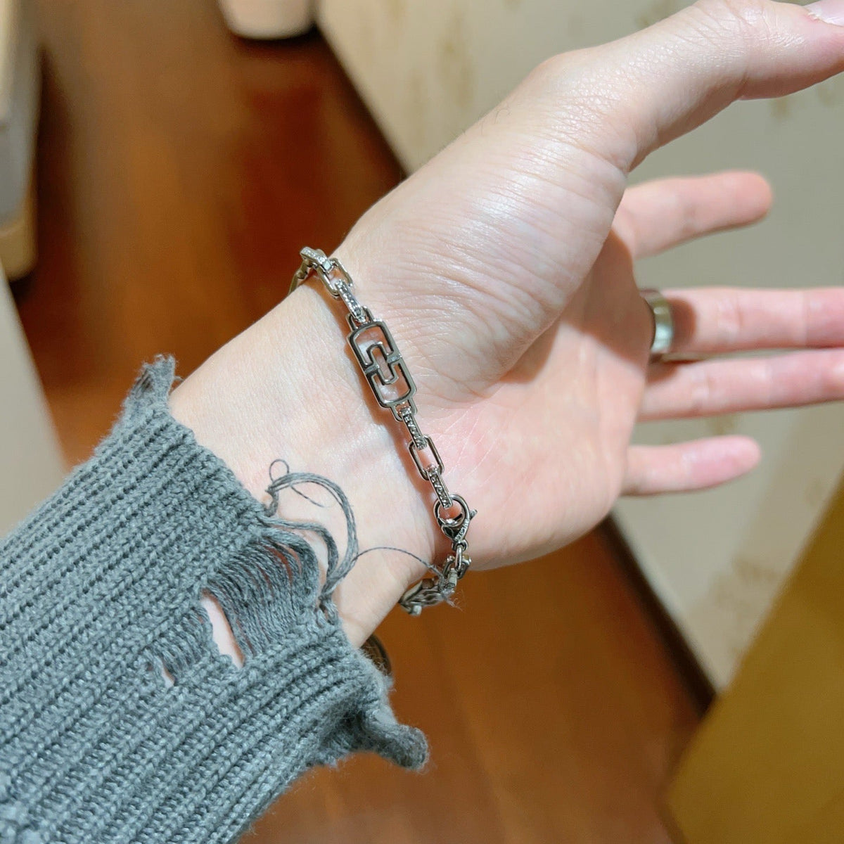 Martin Graham ring in polished metal-tone – side detail