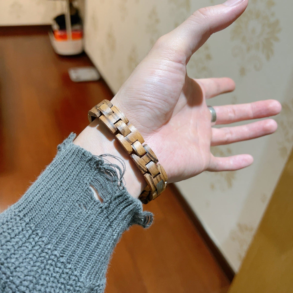 Martin Graham ring in polished metal-tone – side detail
