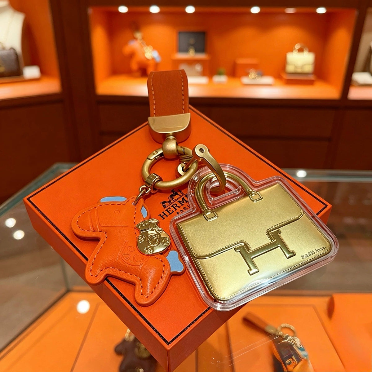 Martin Graham keychain in polished metal-tone – side detail