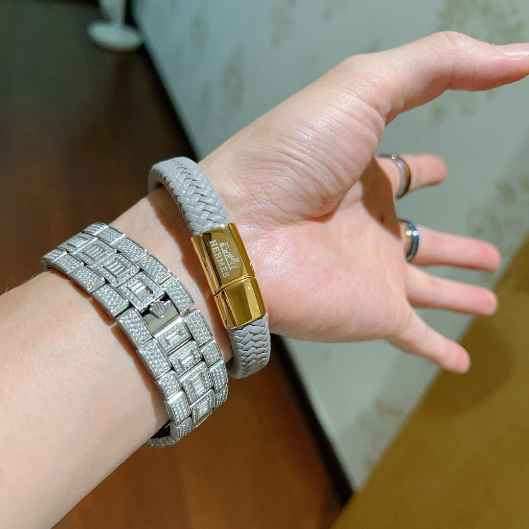 Martin Graham bangle in polished metal-tone – side detail