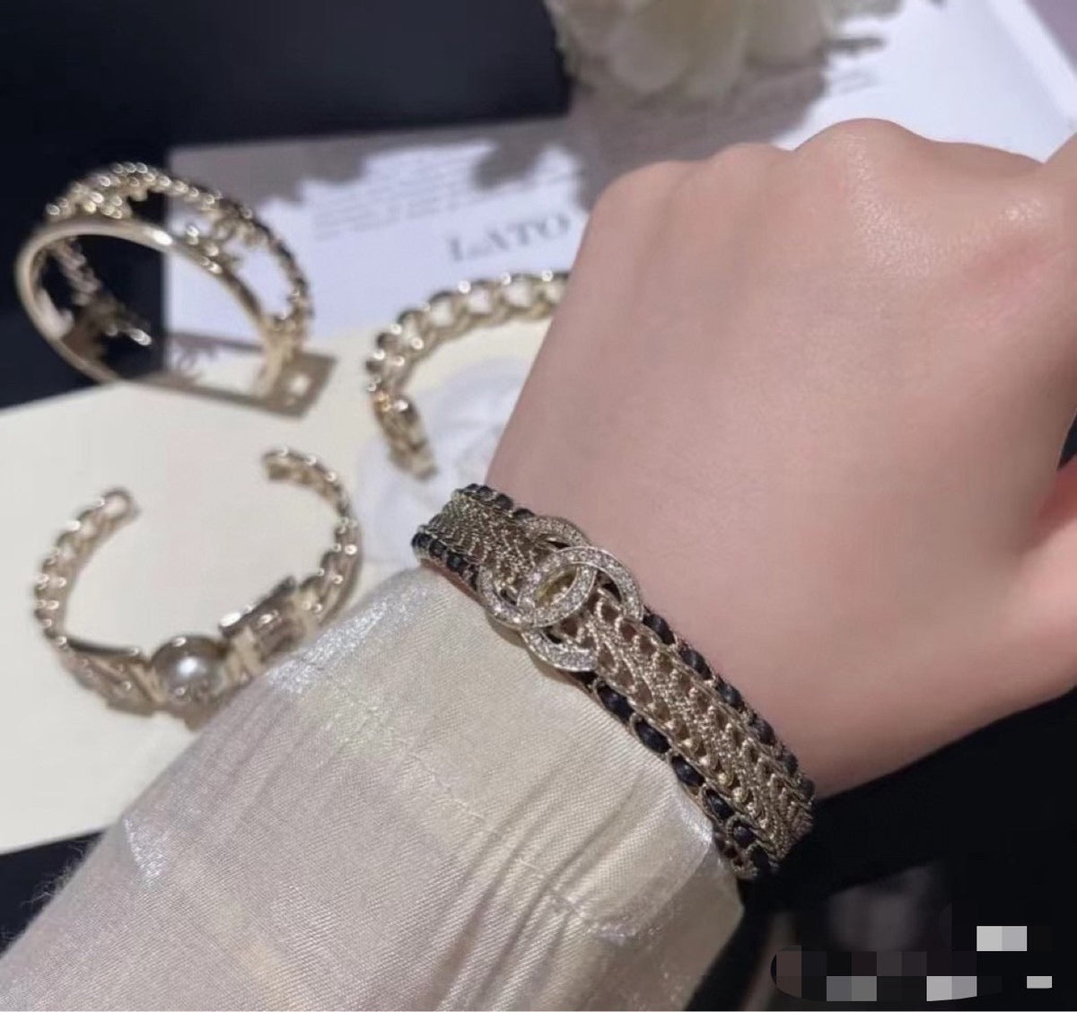 Martin Graham bangle in polished metal-tone – detail view