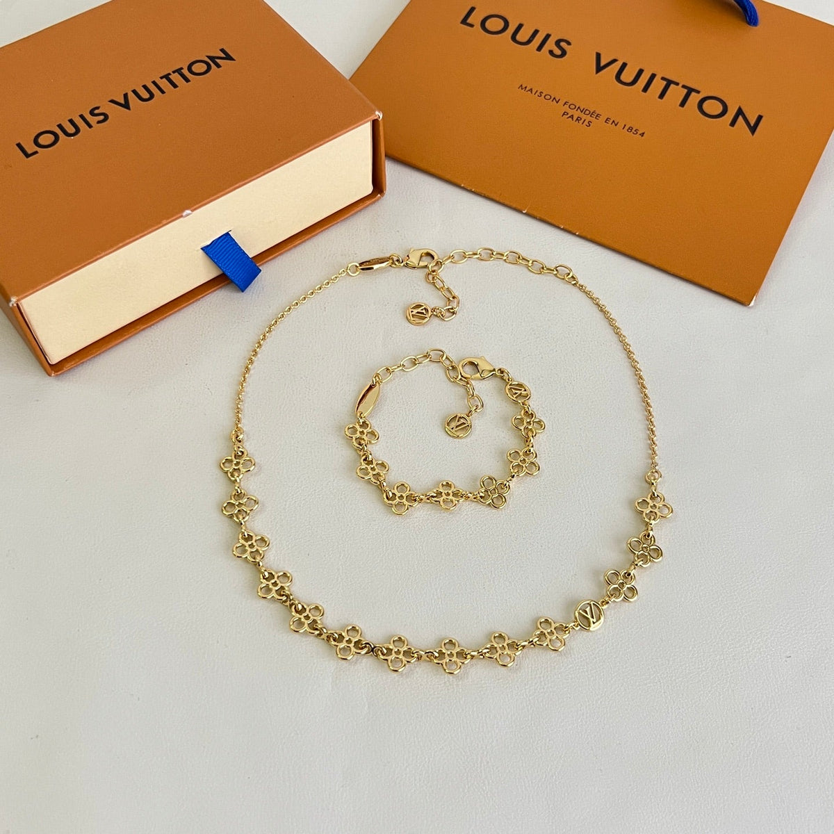 Martin Graham pendant necklace in polished metal-tone – detail view
