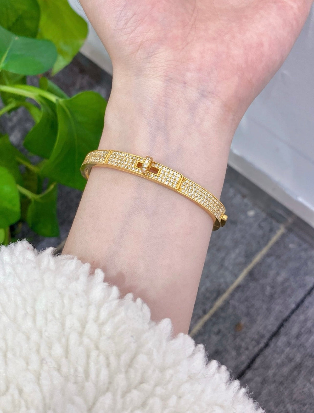 Martin Graham bangle in polished metal-tone – detail view