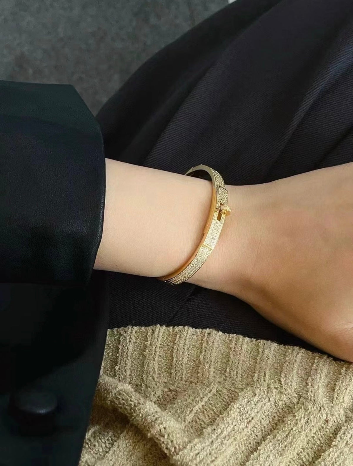 Martin Graham bangle in polished metal-tone – side detail