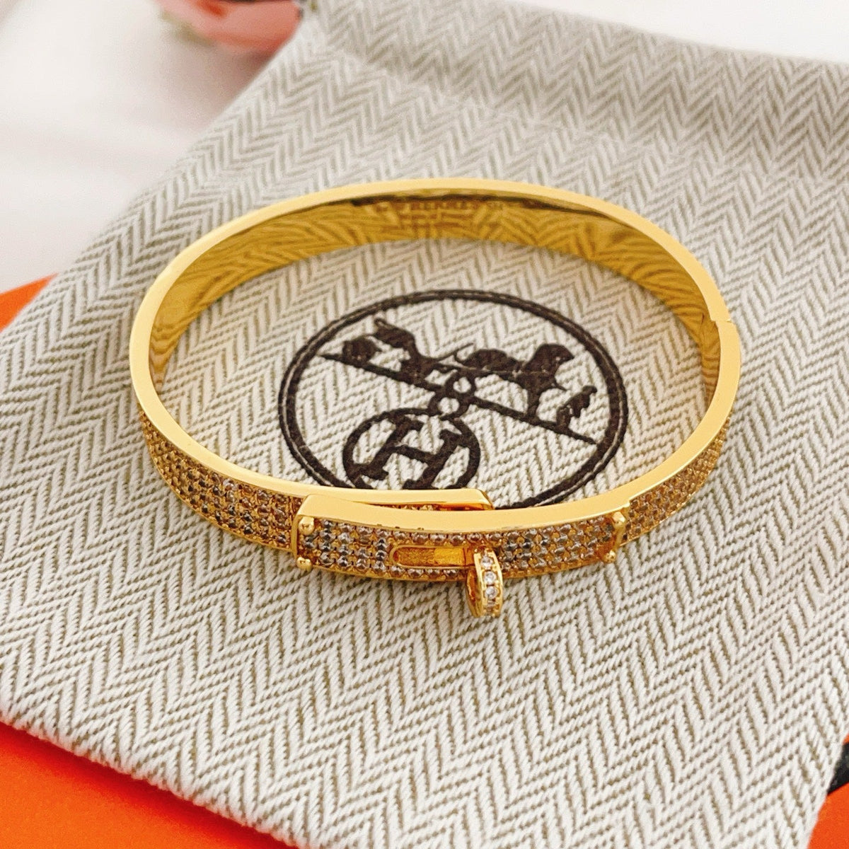 Martin Graham bangle in polished metal-tone – detail view