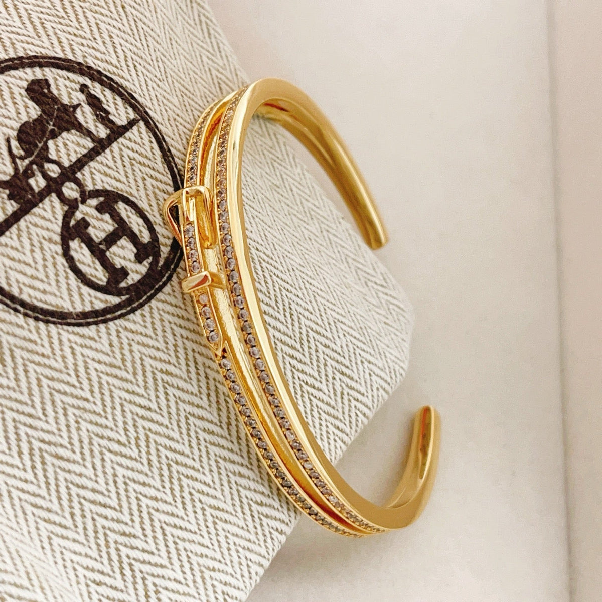 Martin Graham bangle in polished metal-tone – detail view