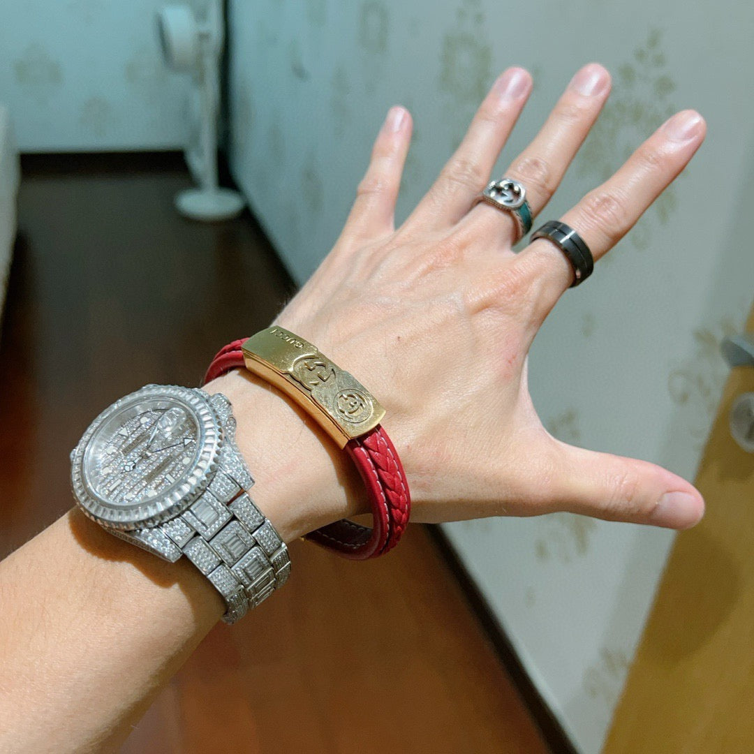 Martin Graham bangle in polished metal-tone – detail view