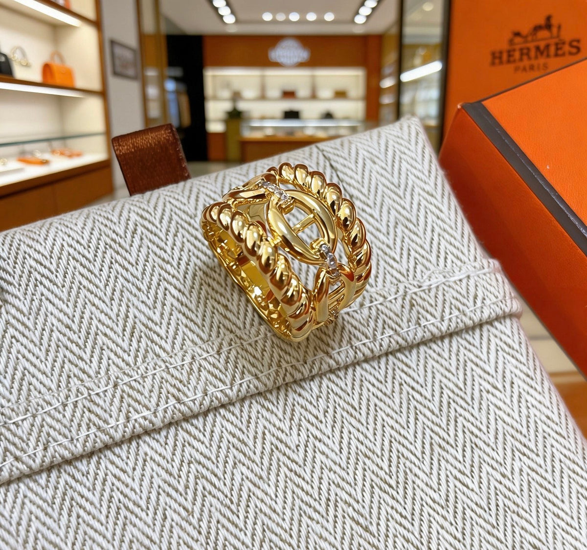Martin Graham ring in polished metal-tone – side detail