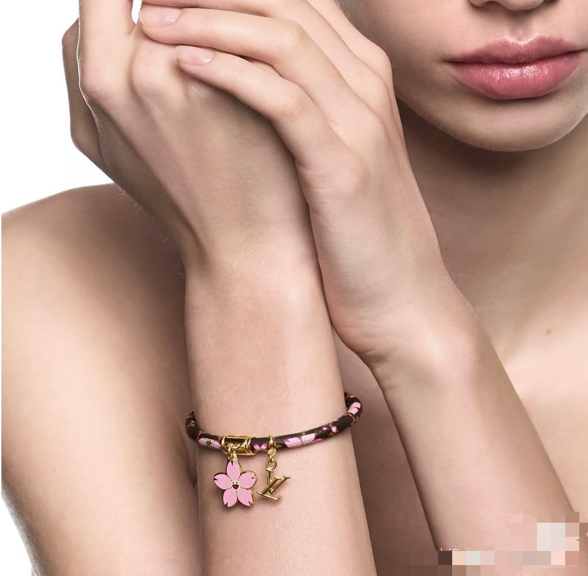 Martin Graham bangle in polished metal-tone – side detail