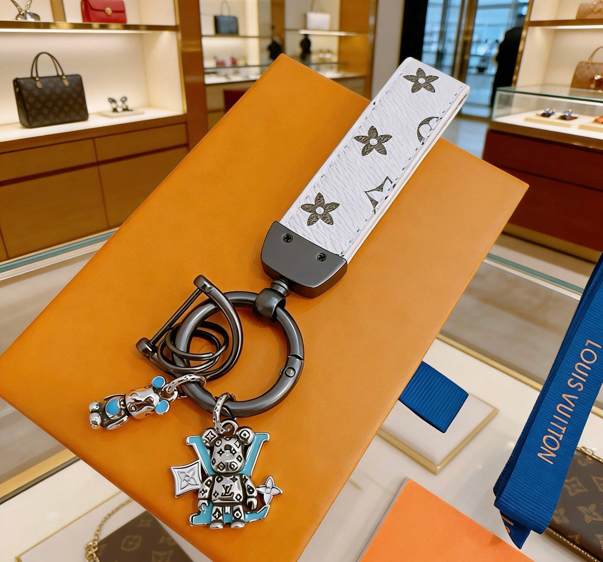 Martin Graham keychain in polished metal-tone – side detail
