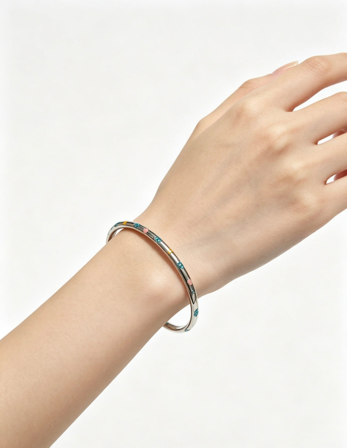 Martin Graham bangle in polished metal-tone – side detail