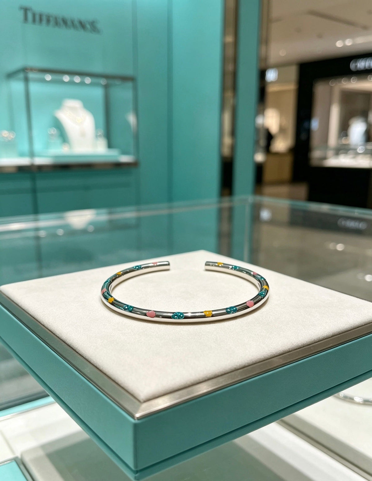 Martin Graham bangle in polished metal-tone – detail view
