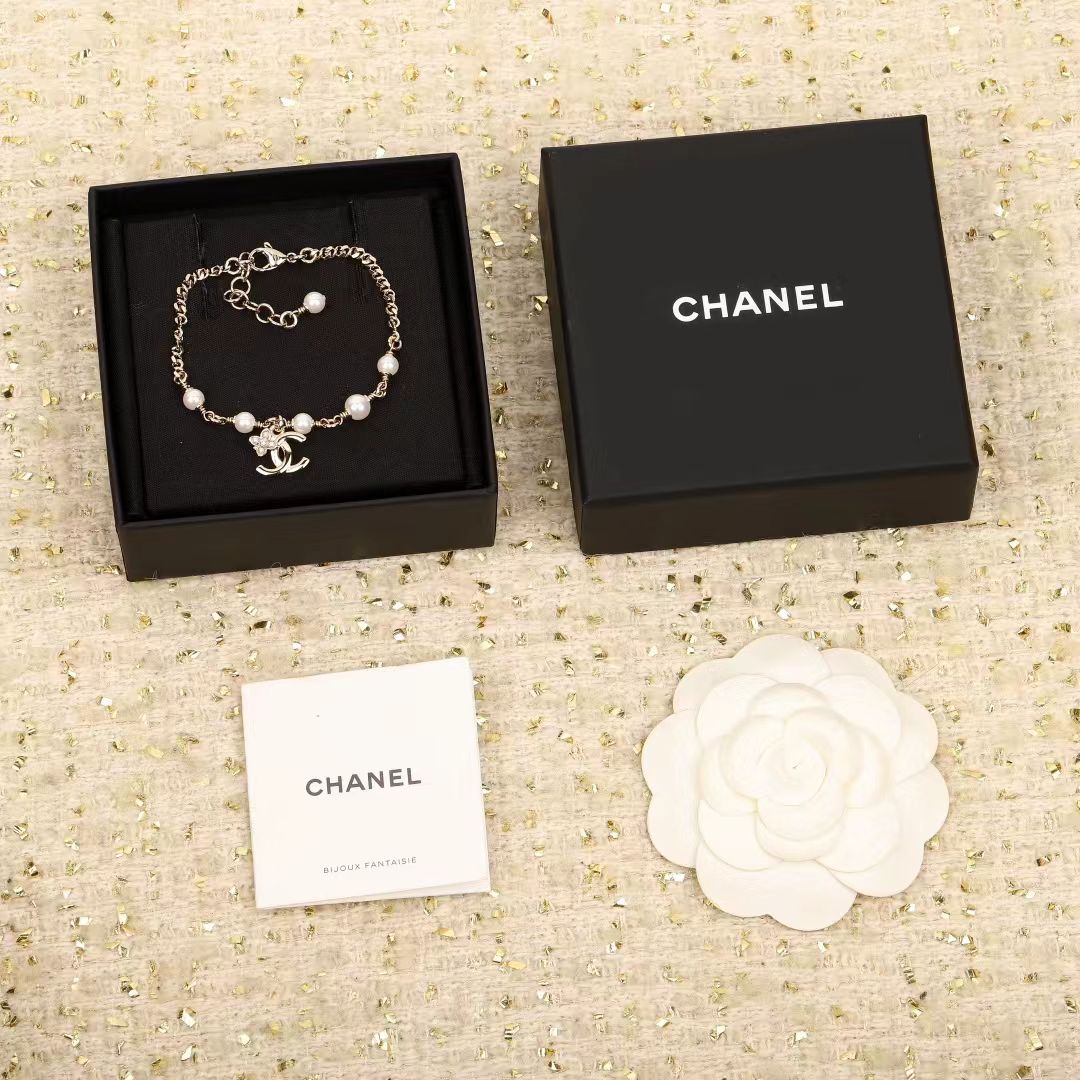 Martin Graham bracelet in polished metal-tone – close-up detail