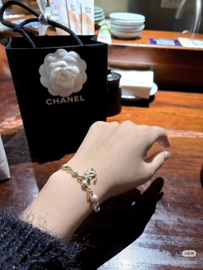 Martin Graham bracelet in polished metal-tone – side detail