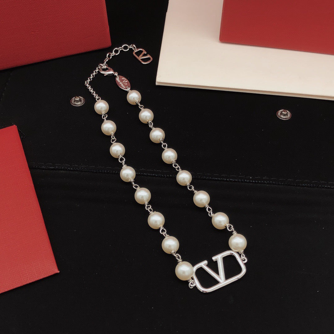 Martin Graham pendant necklace in polished metal-tone – side detail