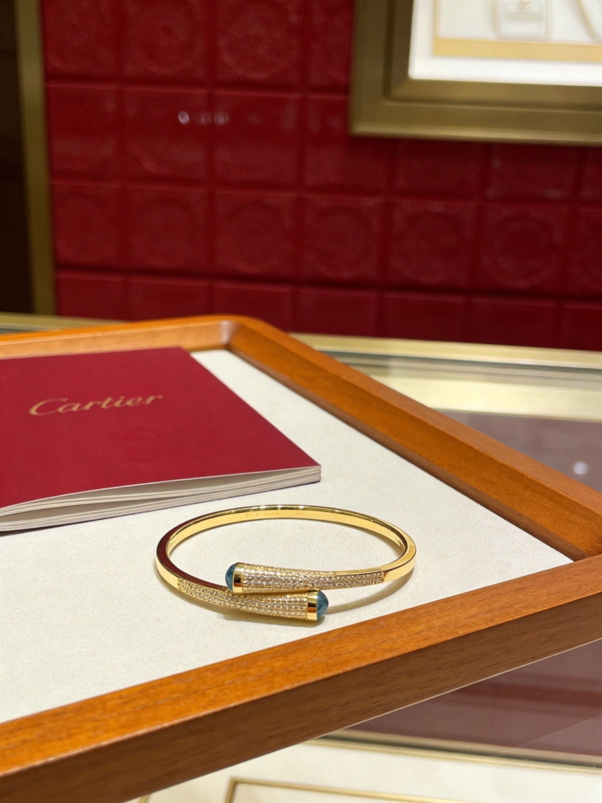 Martin Graham bracelet in polished metal-tone – detail view