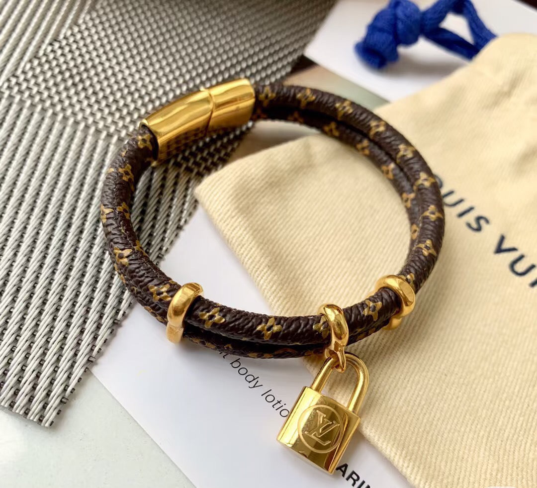 Martin Graham bangle in polished metal-tone – detail view