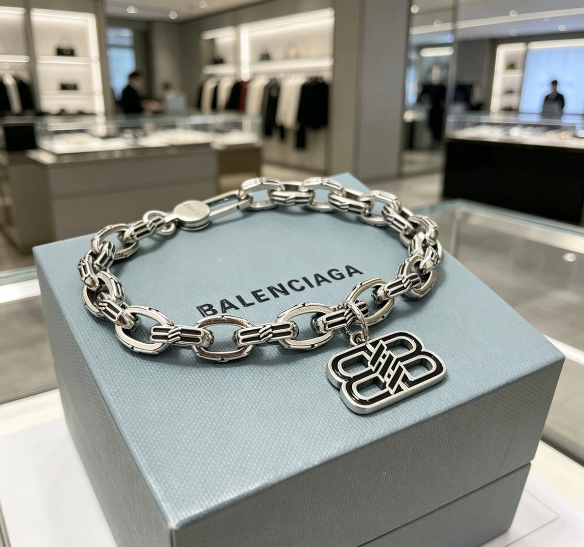 Martin Graham bracelet in polished metal-tone – side detail