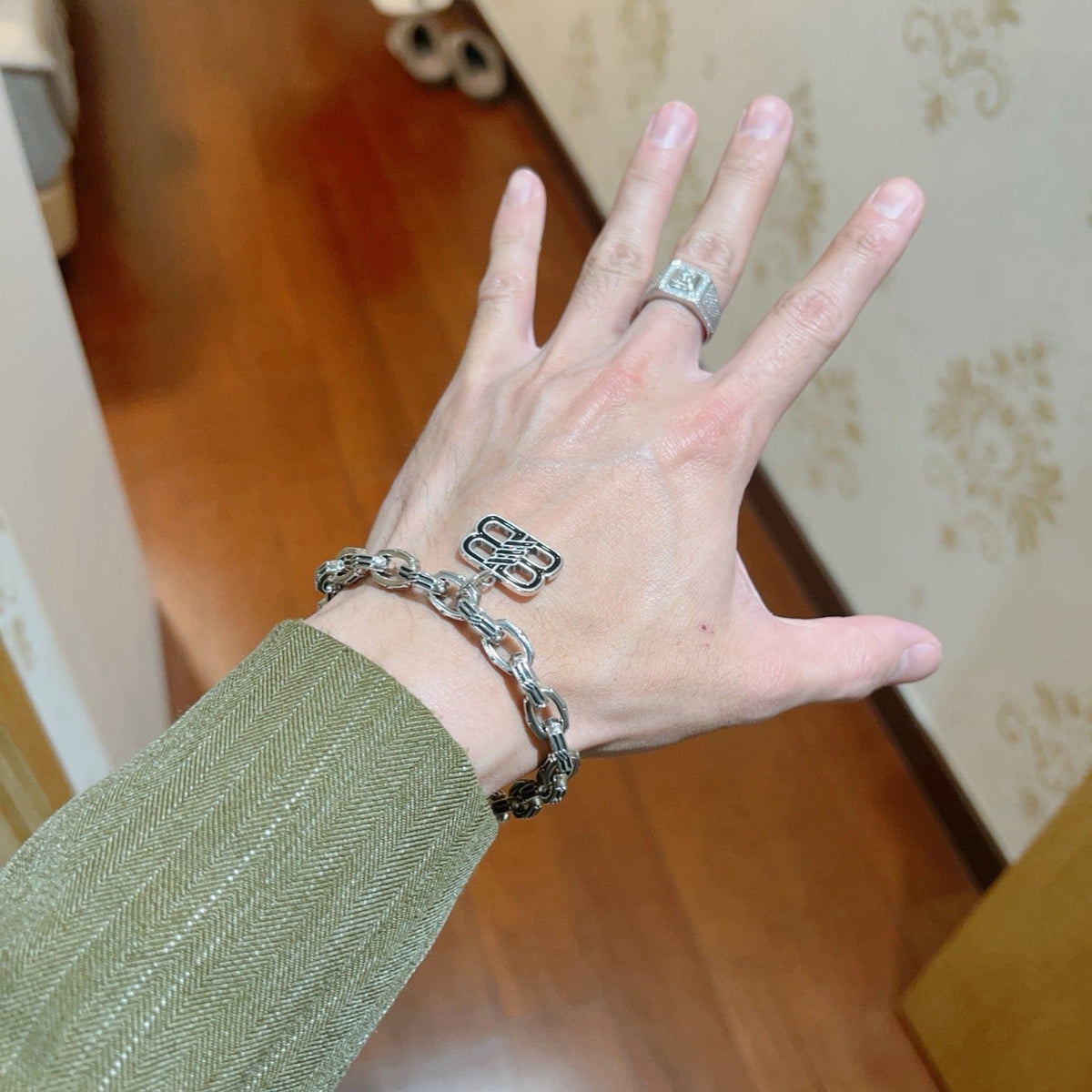 Martin Graham bracelet in polished metal-tone – detail view