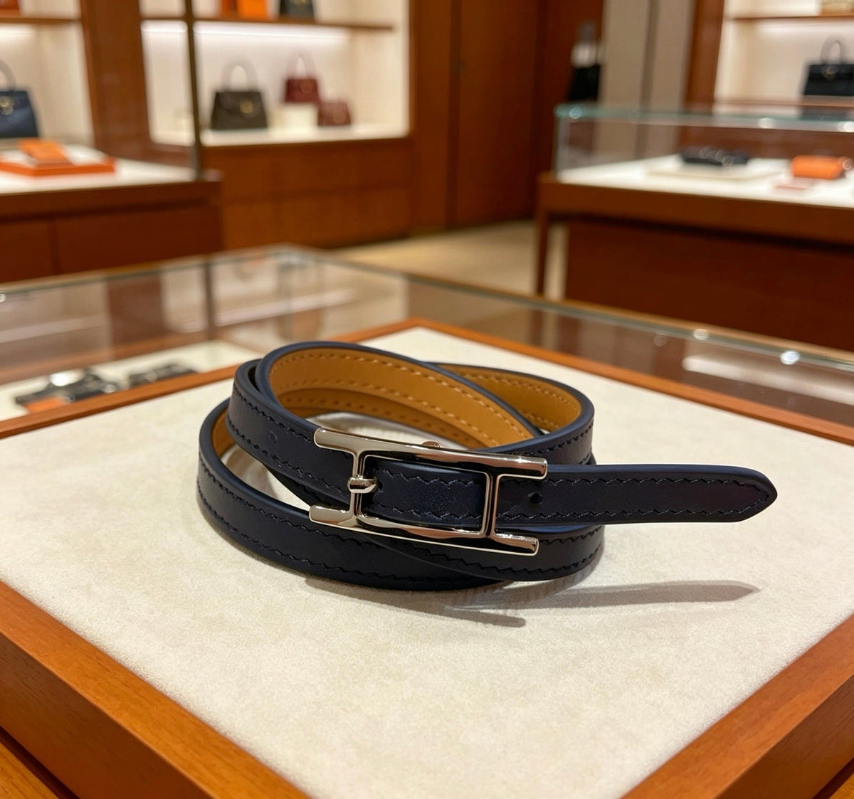 Martin Graham bracelet in polished metal-tone – side detail