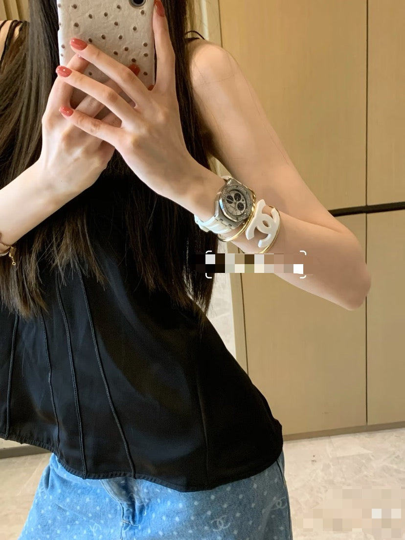 Martin Graham bangle in polished metal-tone – detail view