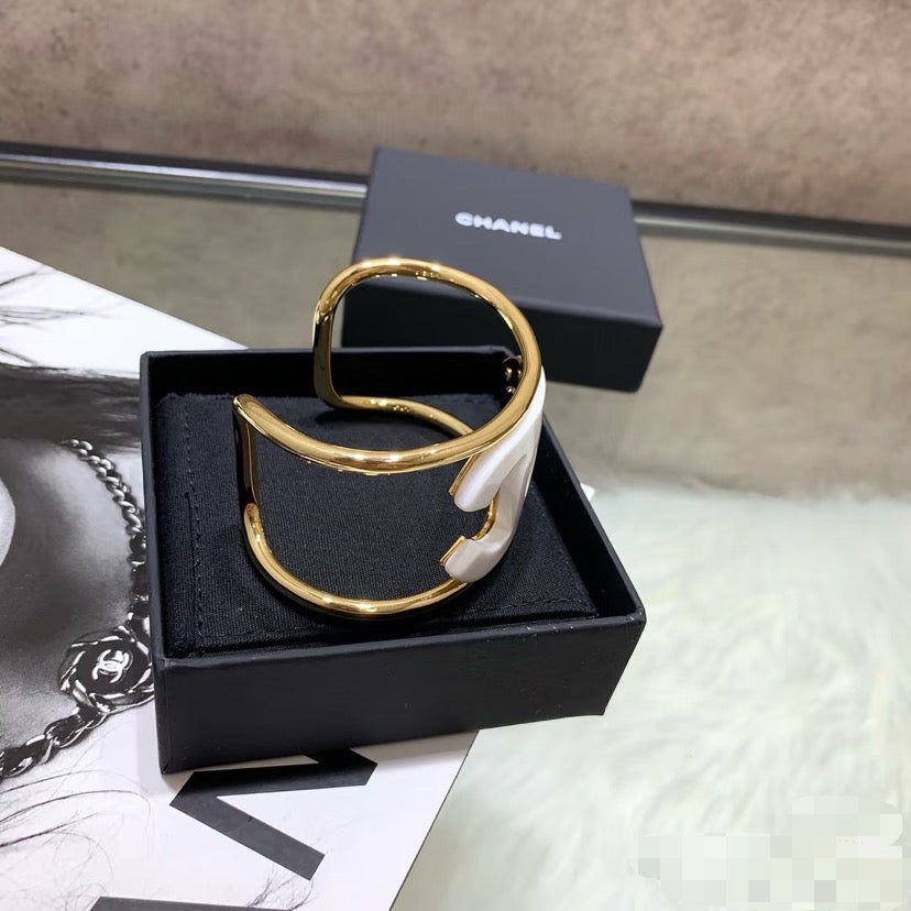 Martin Graham bangle in polished metal-tone – side detail