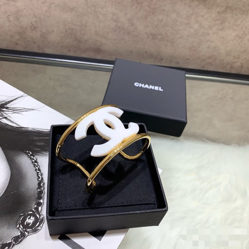 Martin Graham bangle in polished metal-tone – detail view