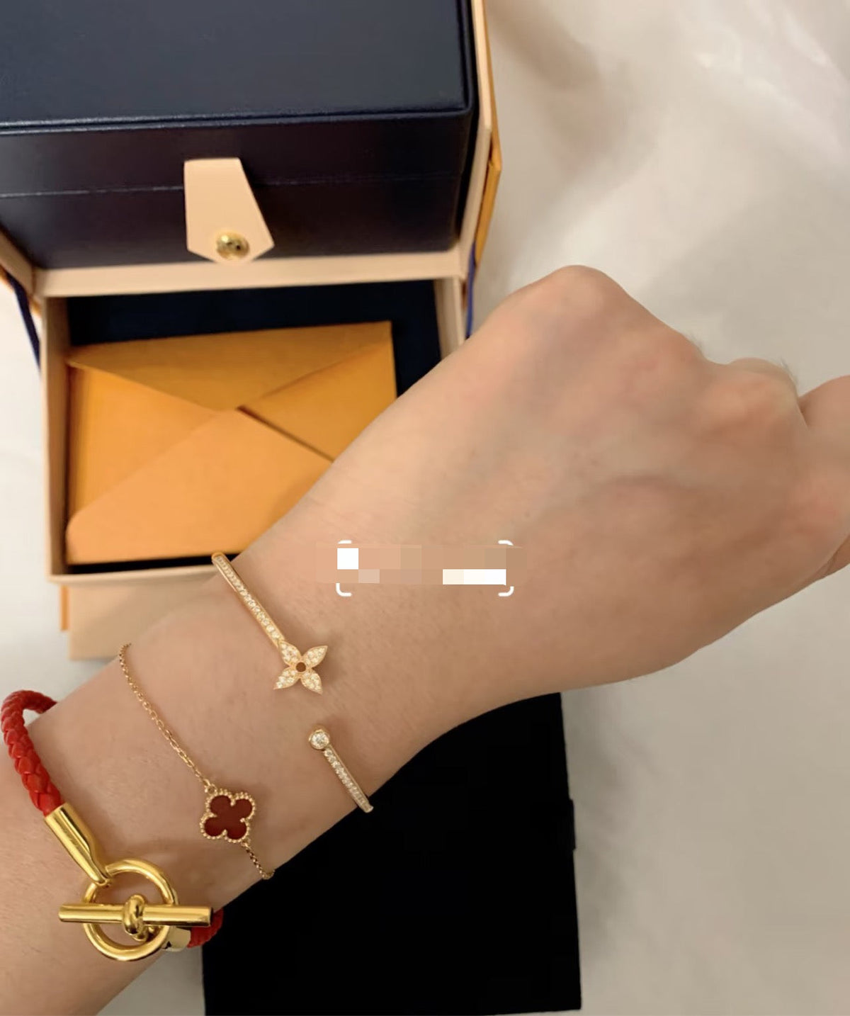 Martin Graham bangle in polished metal-tone – side detail