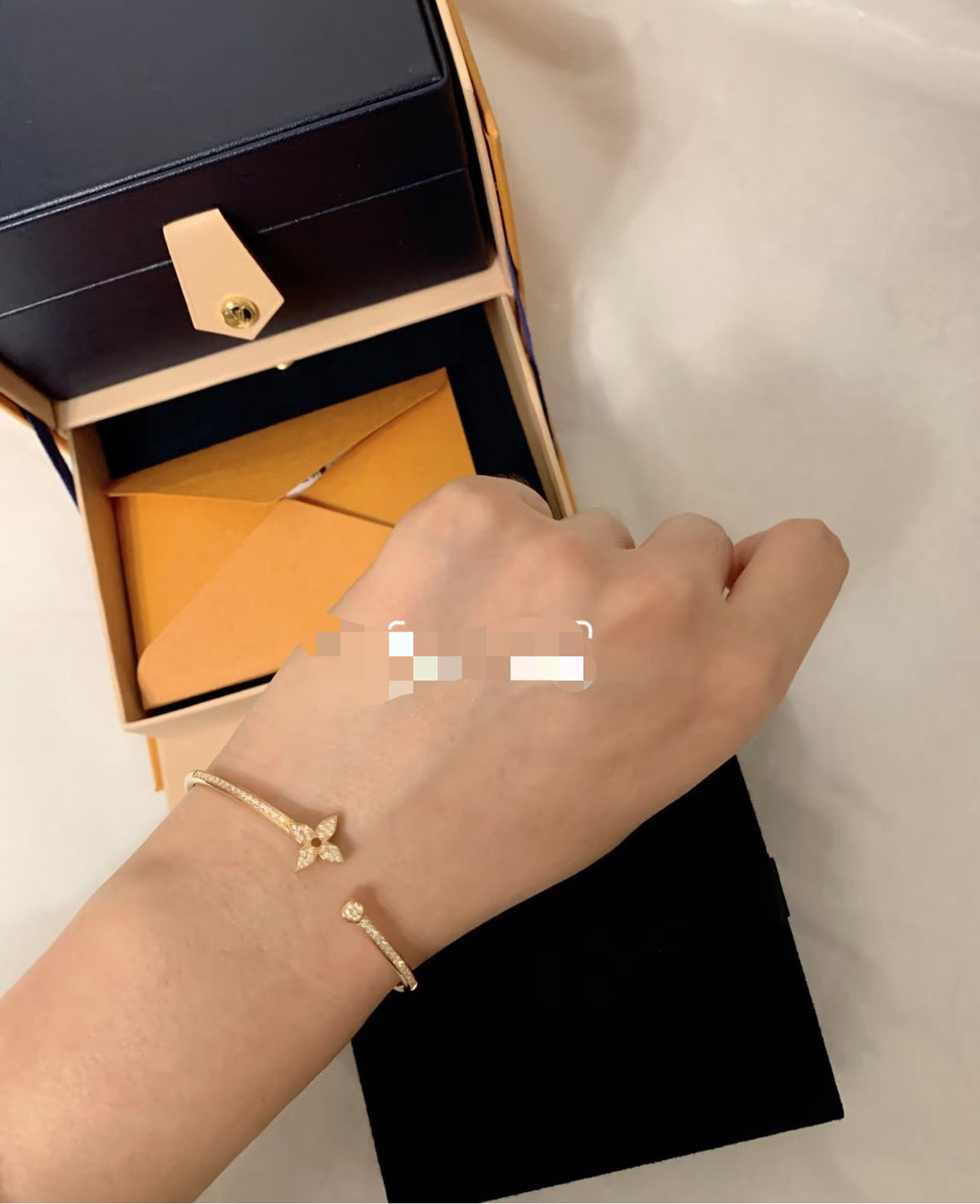 Martin Graham bangle in polished metal-tone – detail view