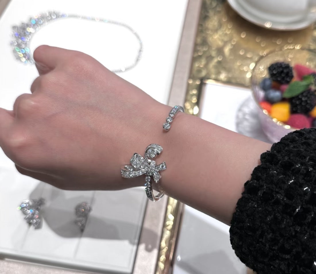 Martin Graham bangle in polished metal-tone – detail view