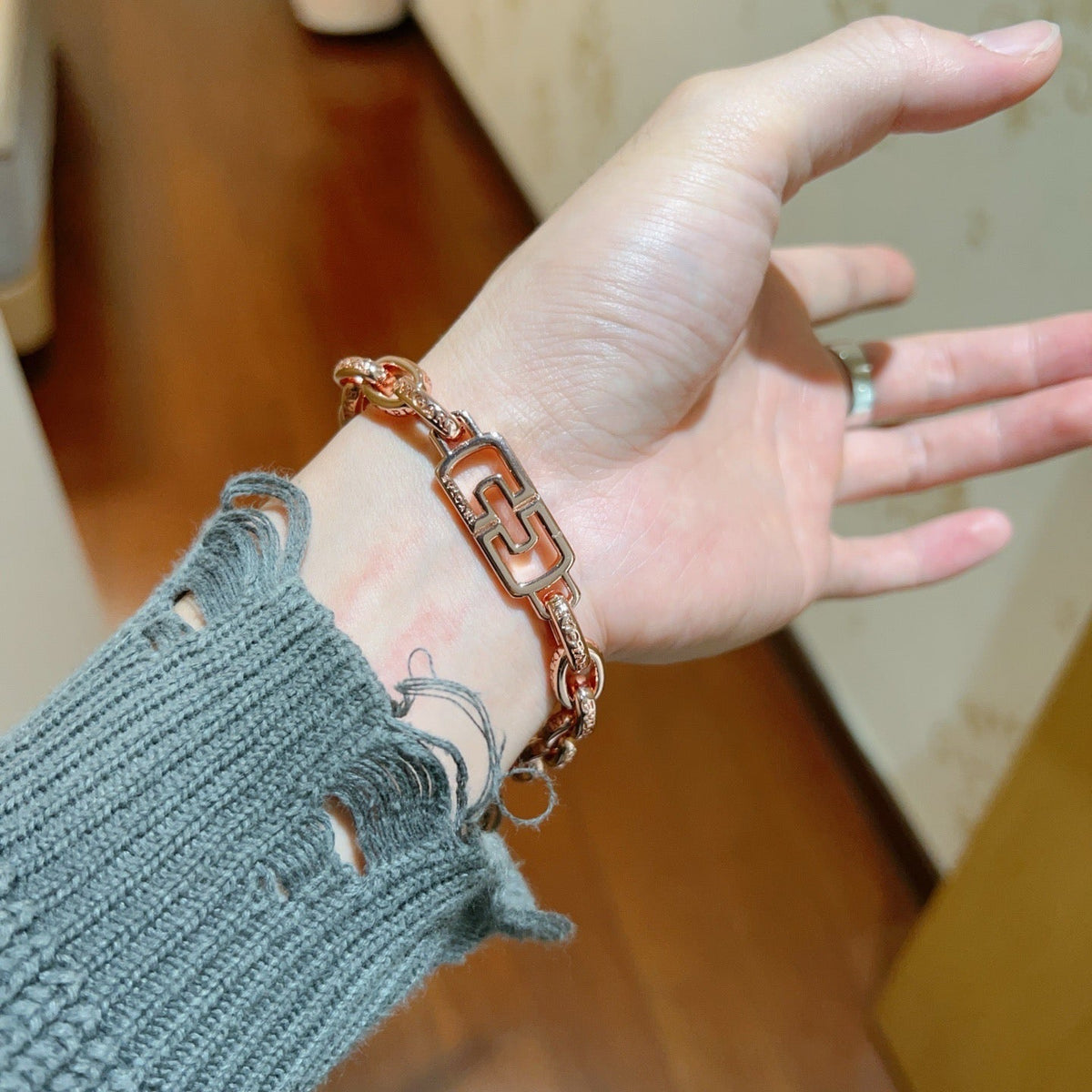 Martin Graham ring in polished metal-tone – side detail