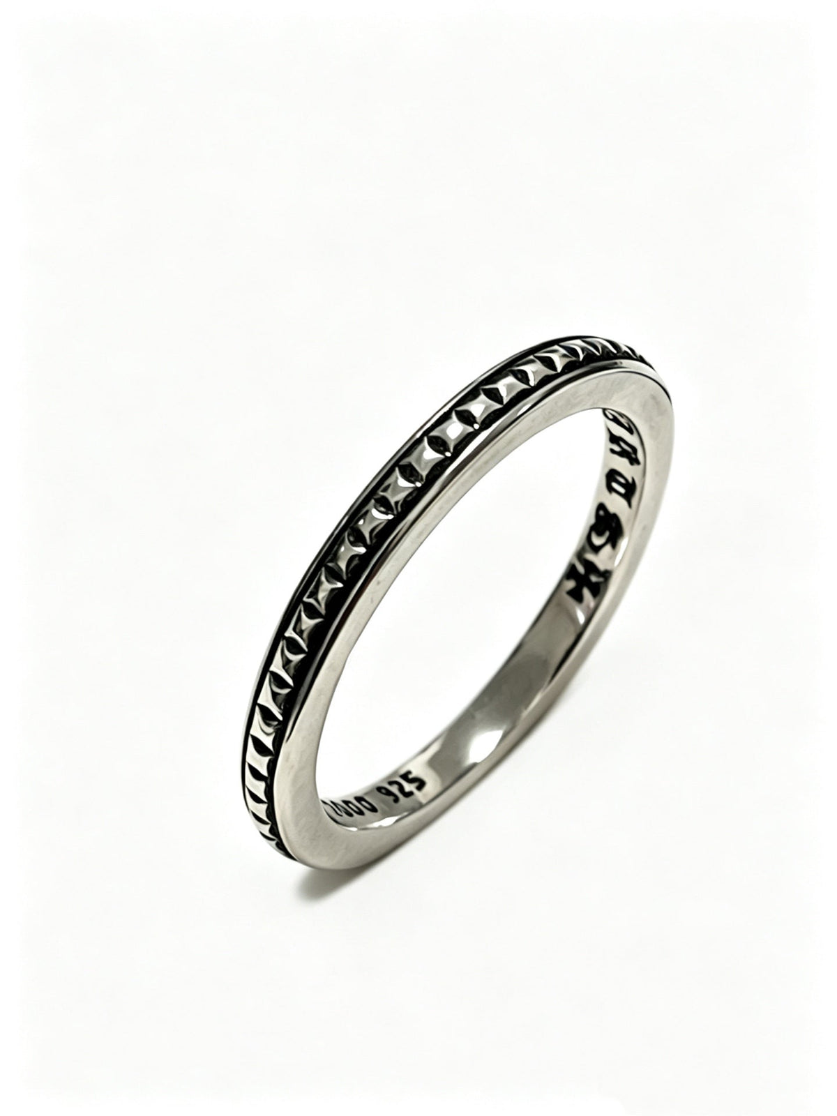Martin Graham ring in polished metal-tone – side detail