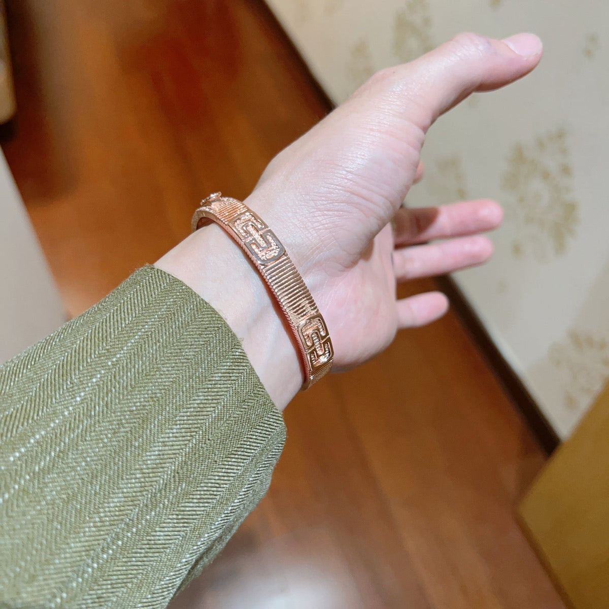 Martin Graham bangle in polished metal-tone – side detail