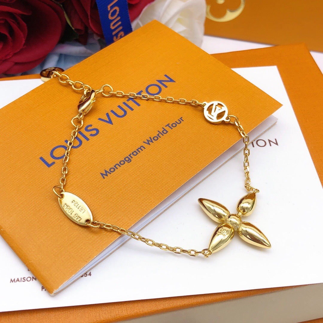 Martin Graham bracelet in polished metal-tone – close-up detail
