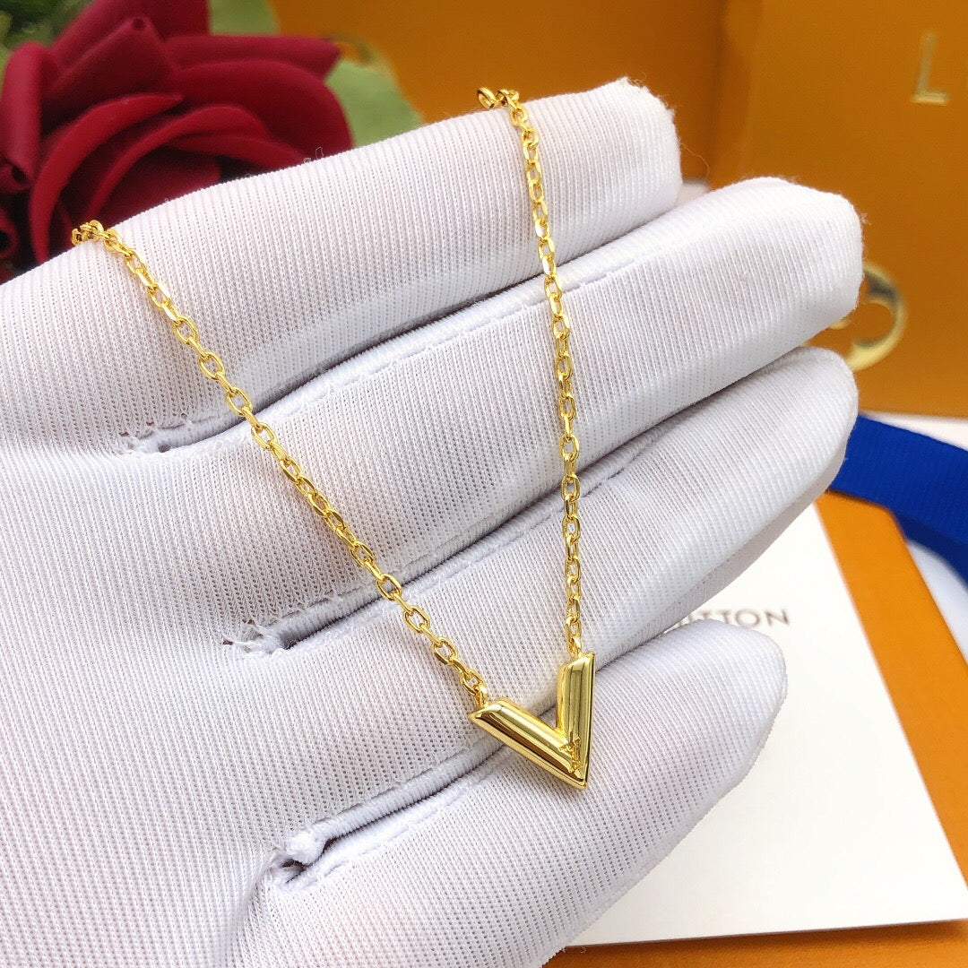 Martin Graham pendant necklace in polished metal-tone – close-up detail