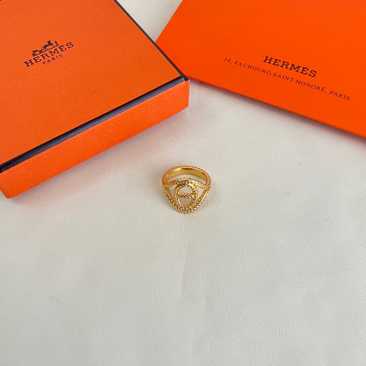 Martin Graham ring in polished metal-tone – side detail