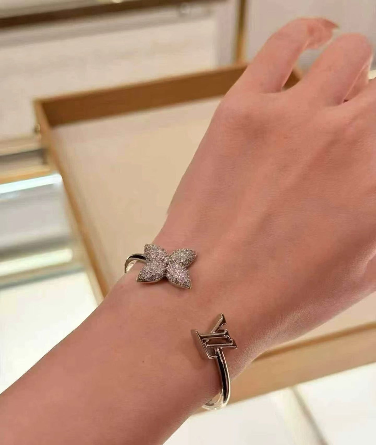 Martin Graham bangle in polished metal-tone – side detail
