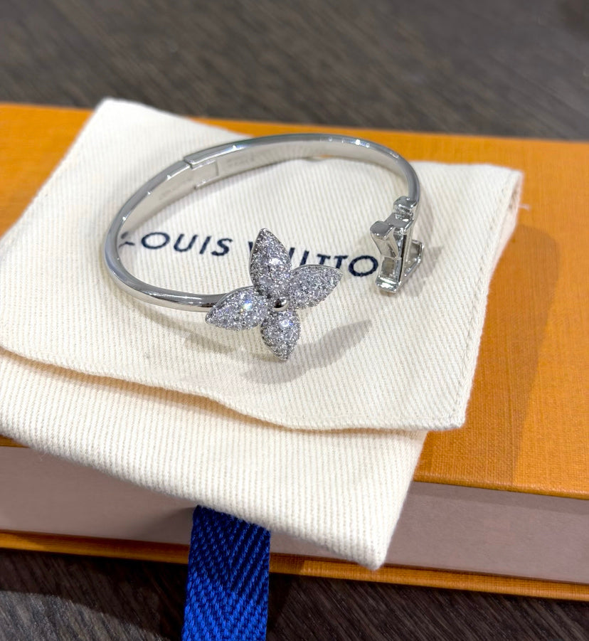 Martin Graham bangle in polished metal-tone – detail view