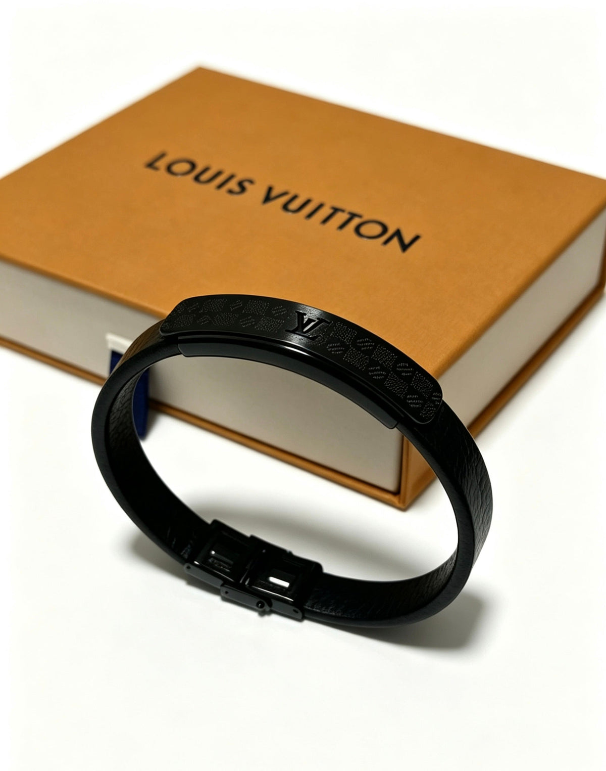 Martin Graham bangle in polished metal-tone – side detail