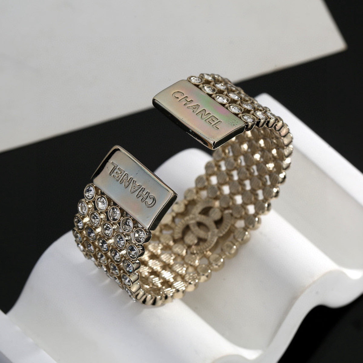 Martin Graham bangle in polished metal-tone – side detail