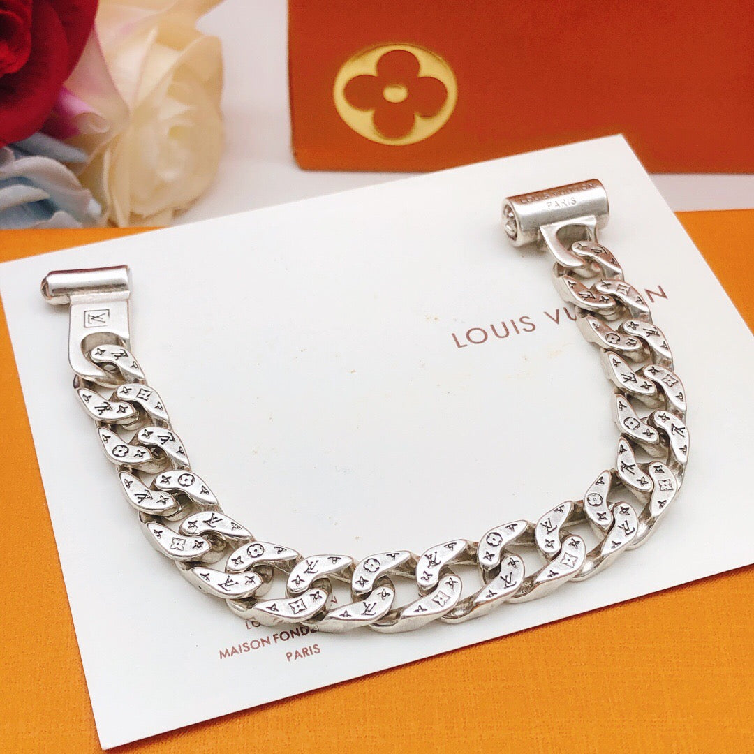 Martin Graham bracelet in polished metal-tone – close-up detail