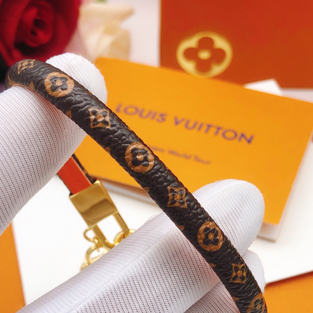 Martin Graham bangle in polished metal-tone – detail view