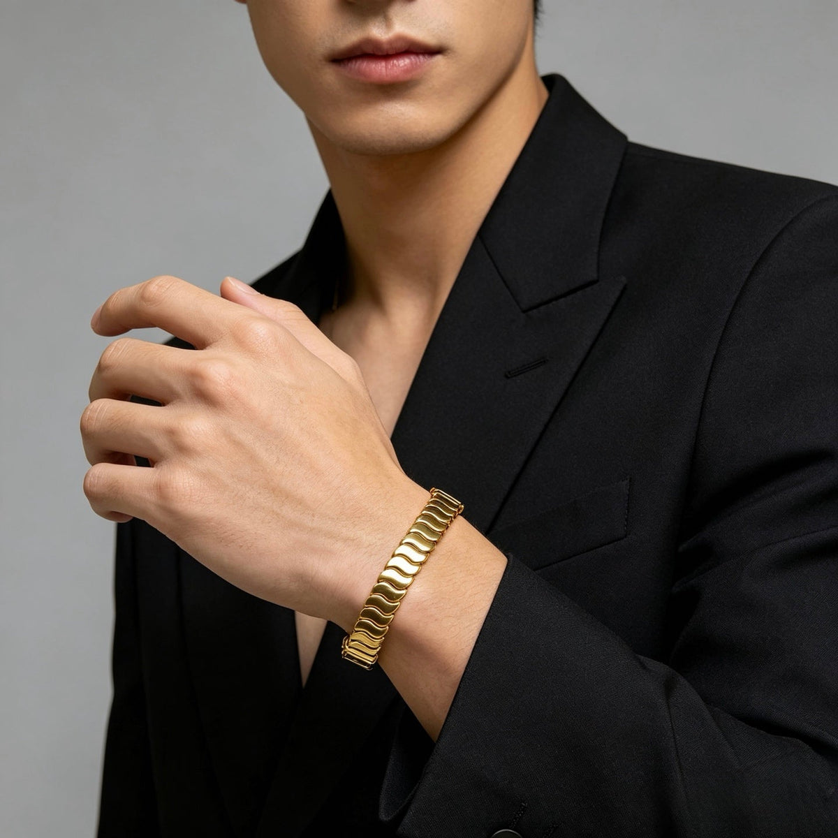 Martin Graham bracelet in polished metal-tone – close-up detail