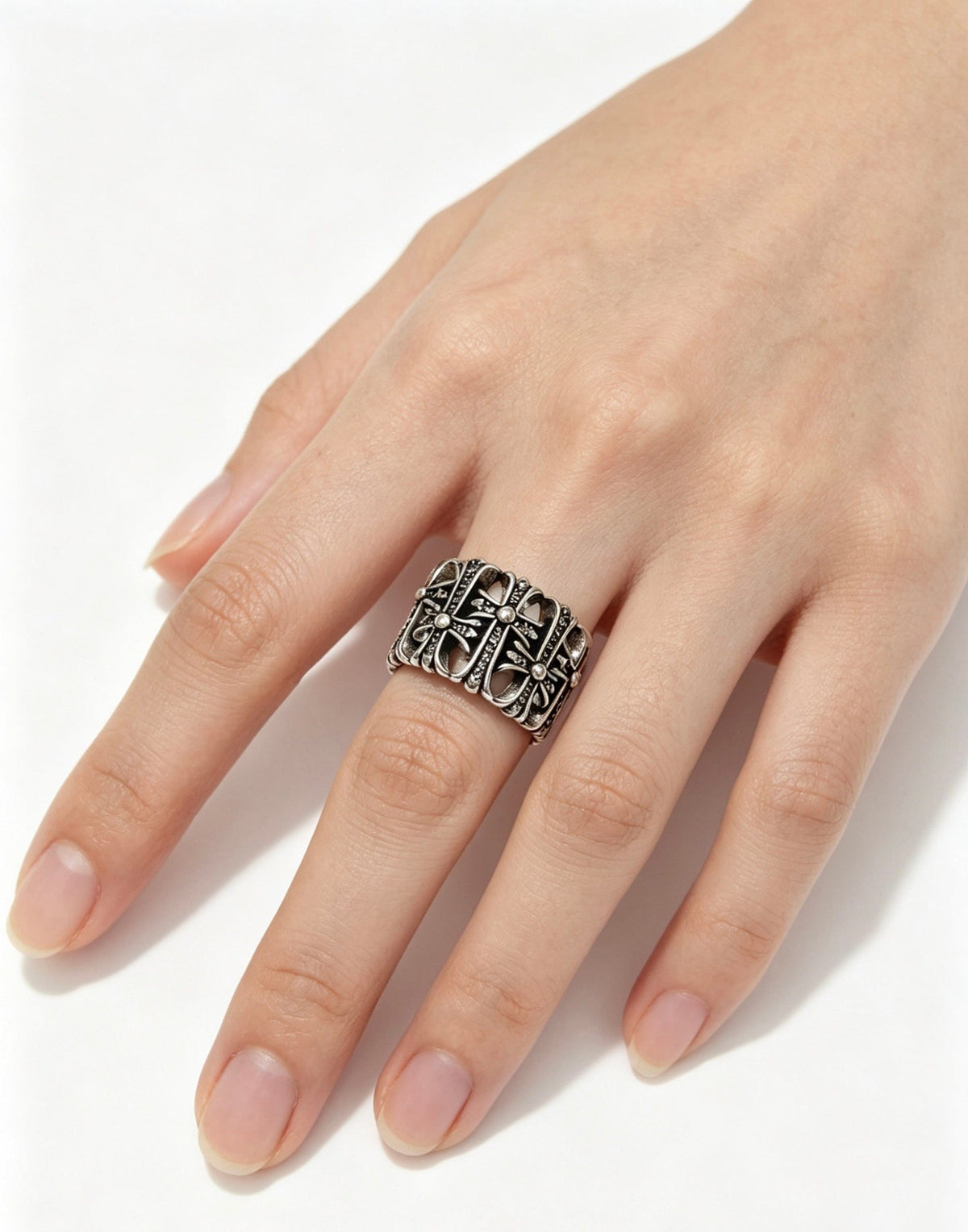 Martin Graham ring in polished metal-tone – detail view