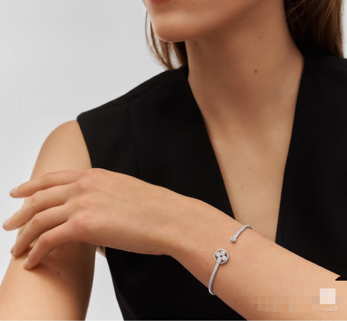 Martin Graham bangle in polished metal-tone – detail view