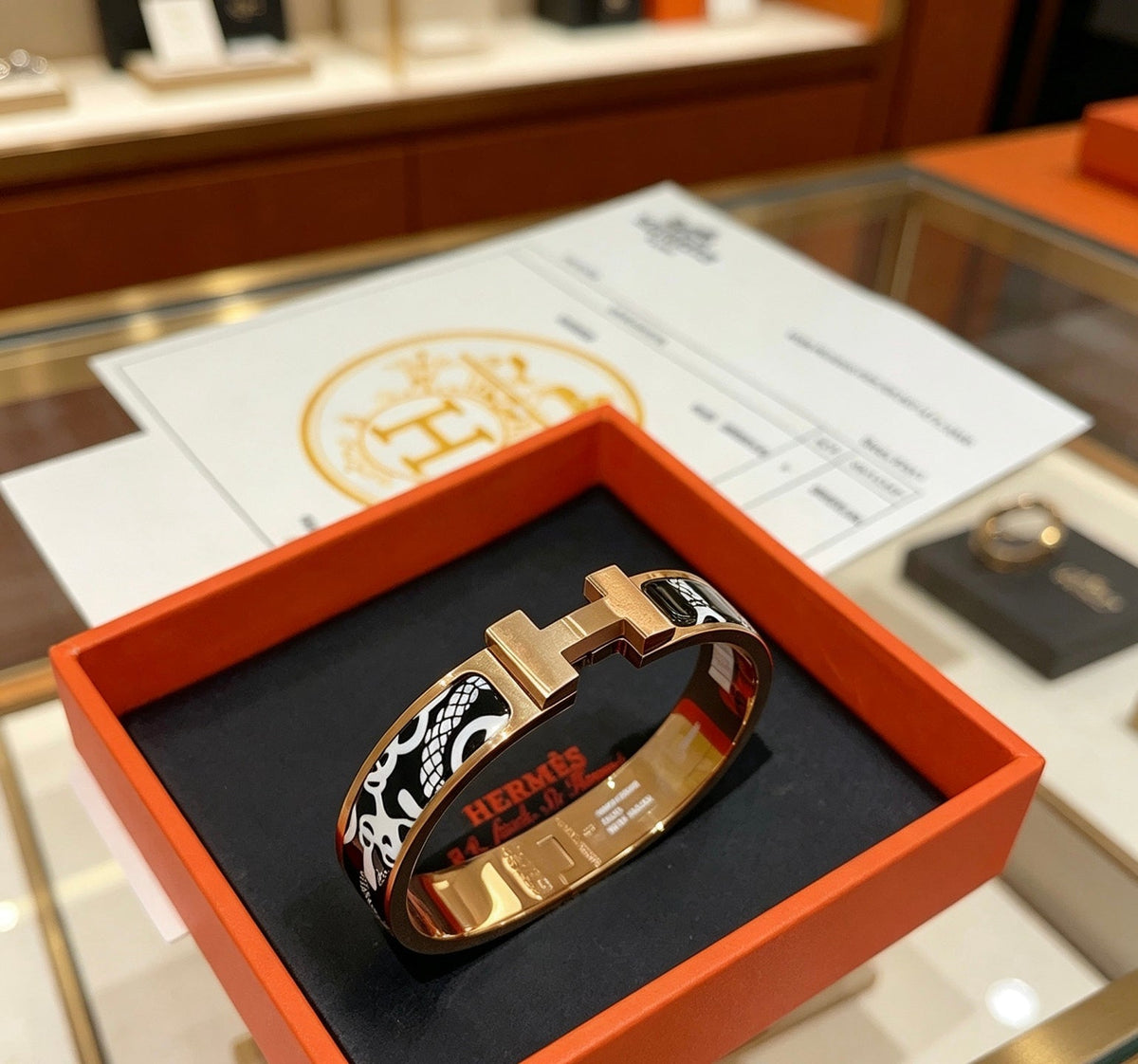 Martin Graham bangle in polished metal-tone – side detail